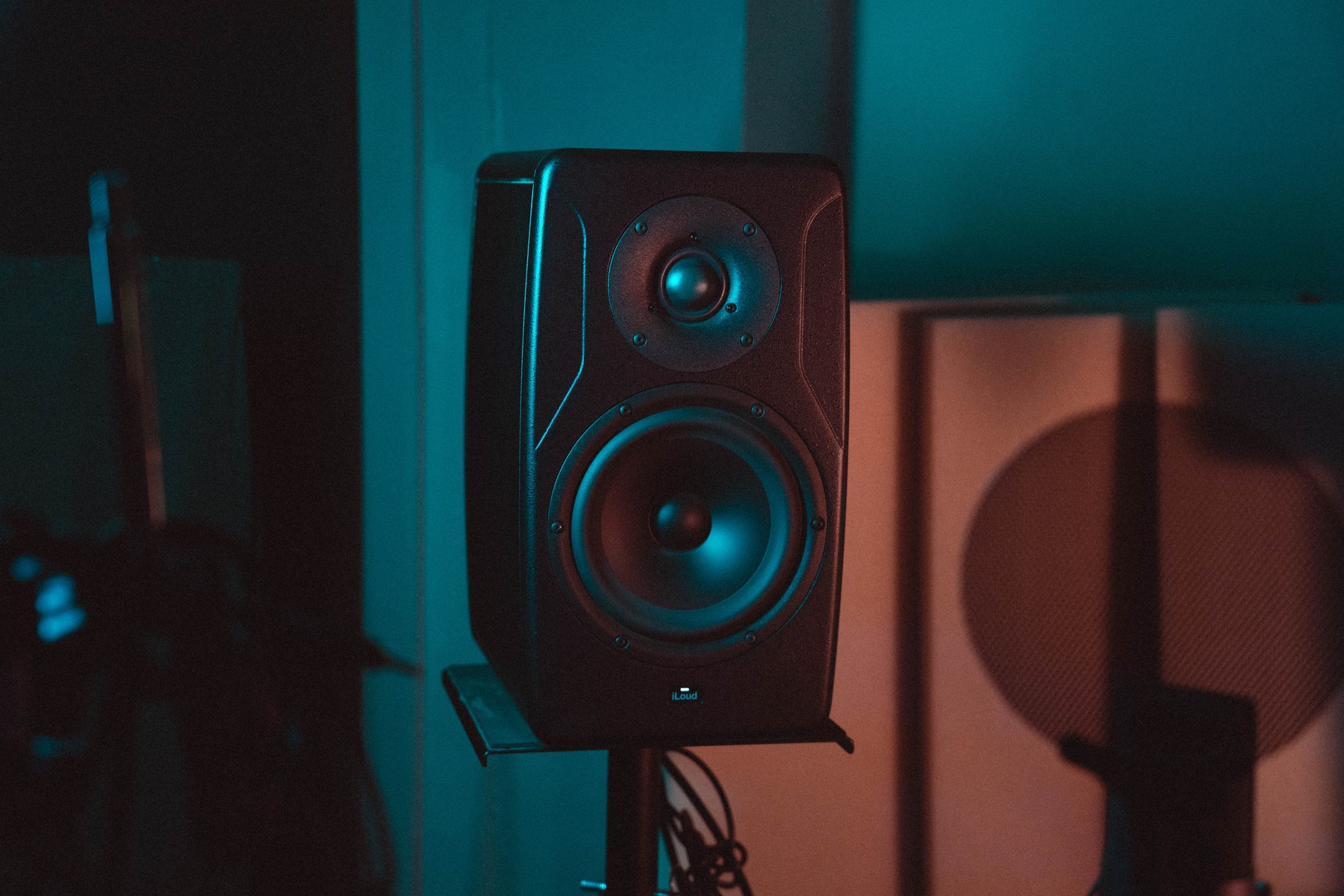 Monitor da studio — Hypeless Studio